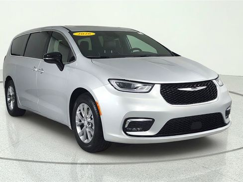 Used 2026 Chrysler Pacifica Limited FWD image 1