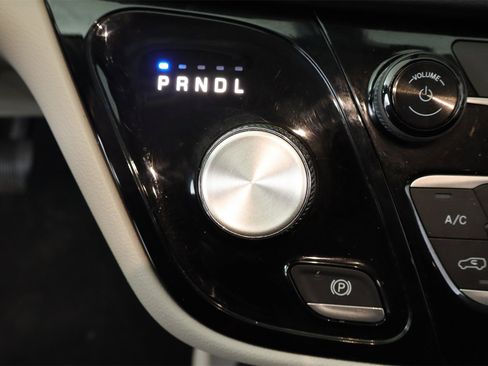 Used 2019 Chrysler Pacifica Touring-L image 26