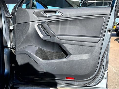 Used 2021 Volkswagen Tiguan SE image 20