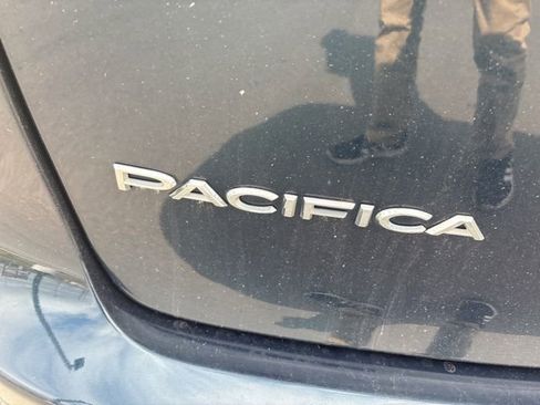 Used 2023 Chrysler Pacifica Touring-L image 15