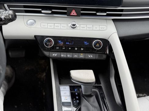 Used 2024 Hyundai Elantra Limited image 16