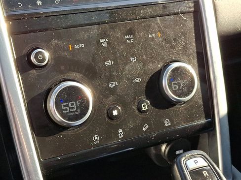 Used 2020 Land Rover Discovery Sport SE image 17