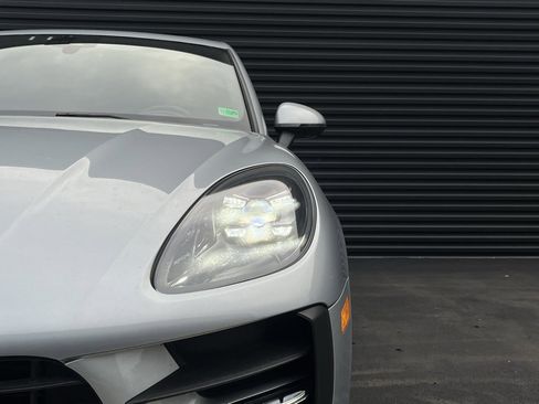 Certified 2021 Porsche Macan image 7