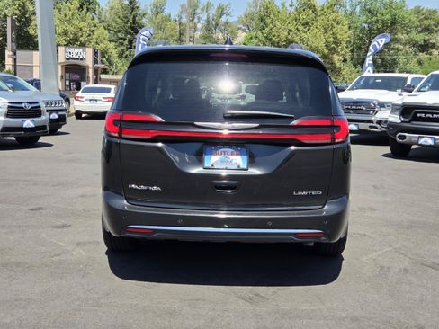 Used 2023 Chrysler Pacifica Limited FWD image 6