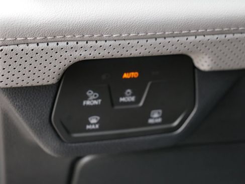 Used 2025 Volkswagen Atlas Peak Edition SE AWD/4WD image 19