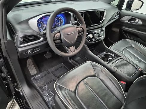Used 2025 Chrysler Pacifica Limited FWD image 19