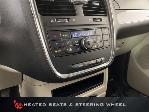 Used 2015 Chrysler Town & Country Touring w/ Driver Convenience Group FWD image 4