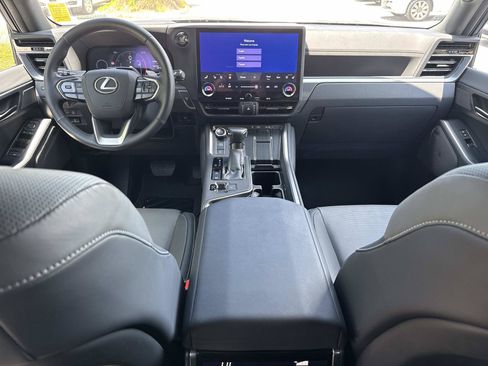 Used 2025 Lexus GX 550 w/ Accessory Package (2T) AWD/4WD image 16