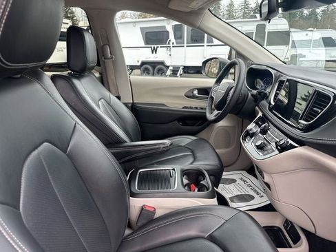 Used 2023 Chrysler Pacifica Touring-L FWD image 12