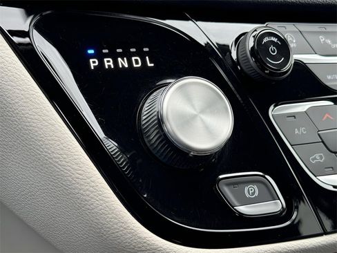 Used 2023 Chrysler Pacifica Touring-L image 13