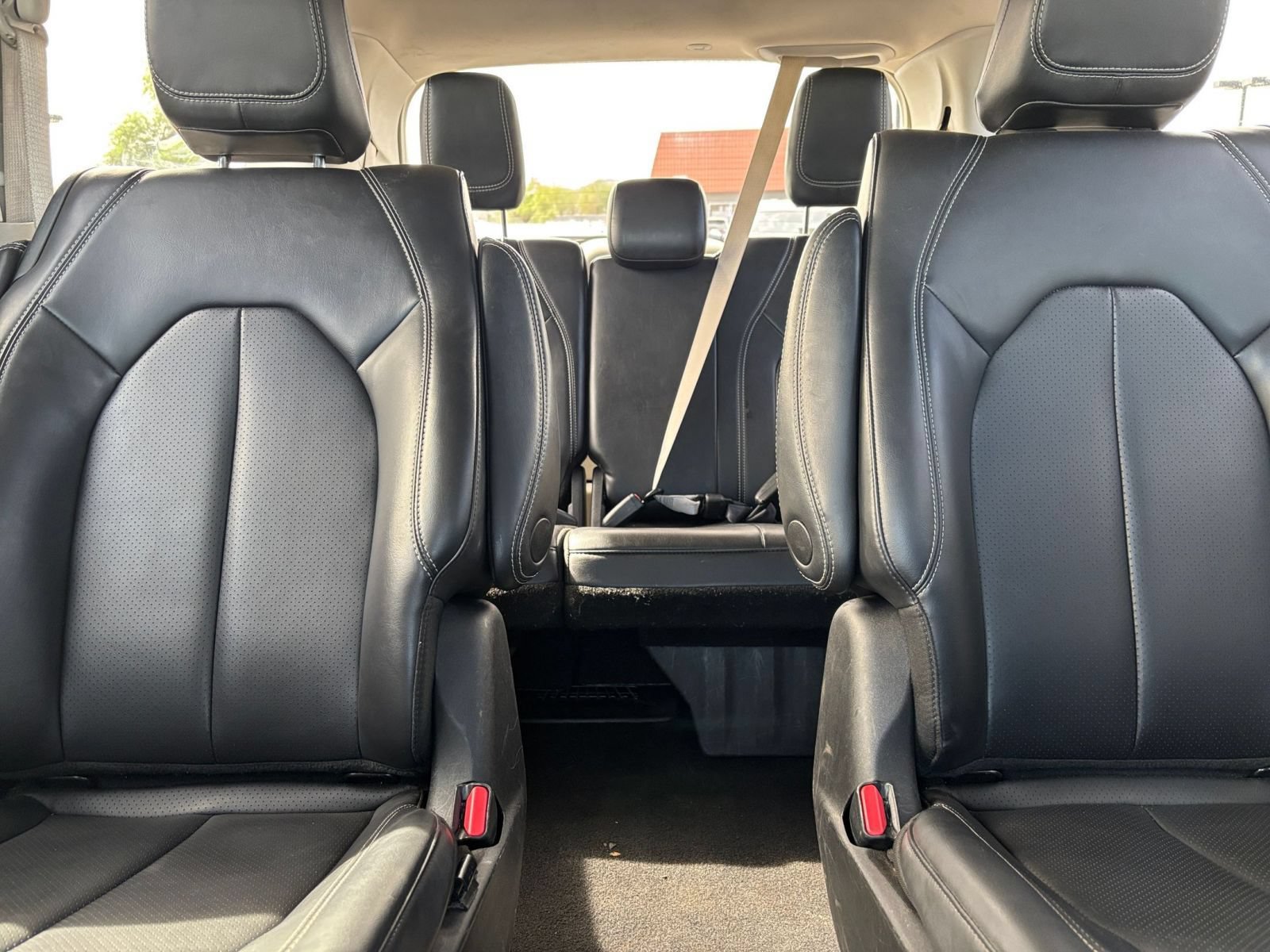 Used 2023 Chrysler Pacifica Touring-L FWD image 40