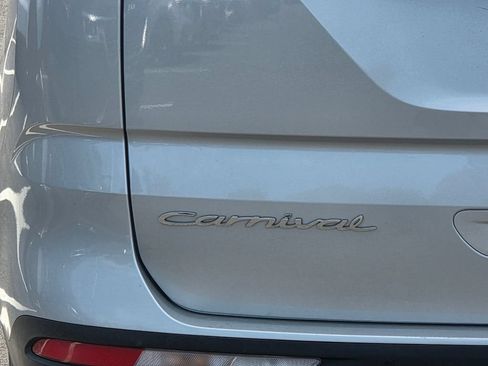 Used 2022 Kia Carnival LX FWD image 33