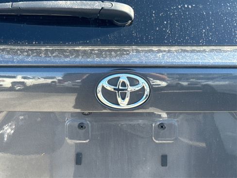 Used 2022 Toyota RAV4 XLE image 18