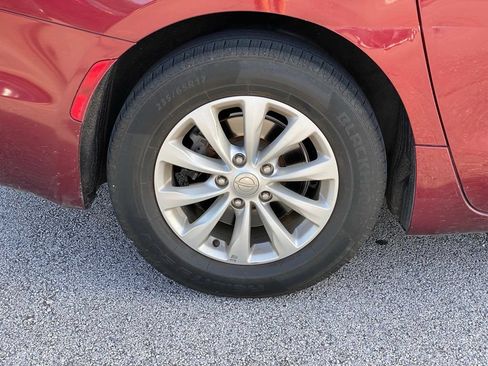 Used 2019 Chrysler Pacifica Touring-L FWD image 9