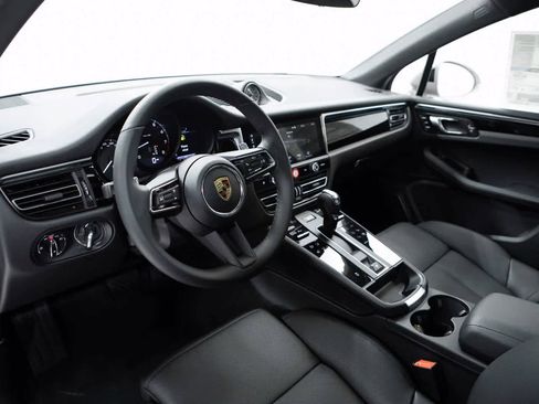 Certified 2026 Porsche Macan AWD/4WD image 4