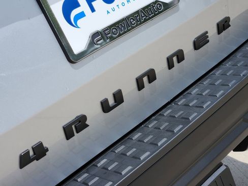 Used 2025 Toyota 4Runner SR5 AWD/4WD image 11