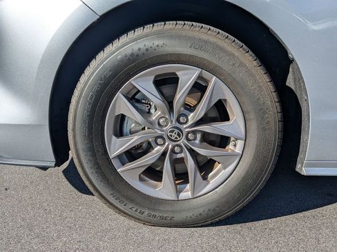 Used 2024 Toyota Sienna XLE image 21