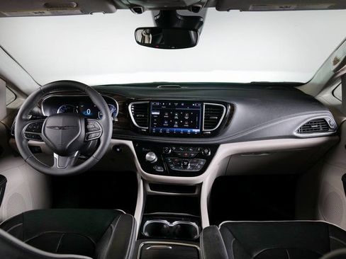 Used 2023 Chrysler Pacifica Limited FWD image 10