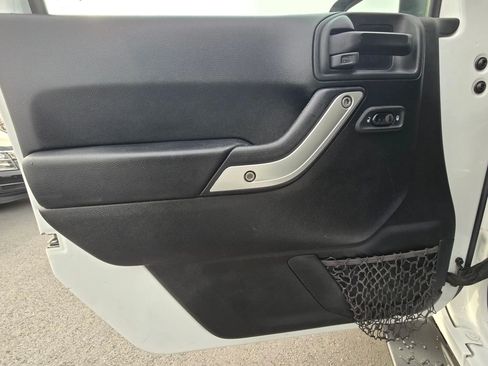 Used 2018 Jeep Wrangler Unlimited Sahara w/ Connectivity Group AWD/4WD image 8