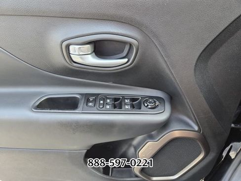 Used 2023 Jeep Renegade Latitude AWD/4WD image 31