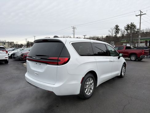 Used 2024 Chrysler Pacifica Touring-L image 6