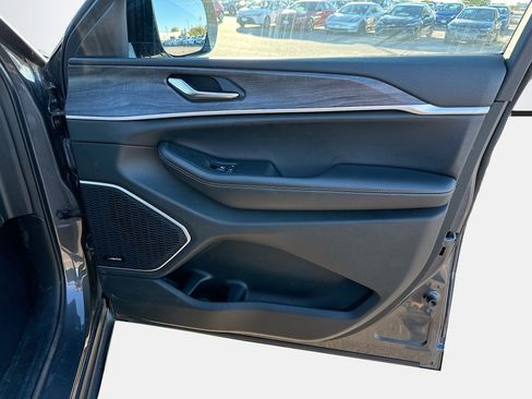 Used 2023 Jeep Grand Cherokee L Limited w/ Black Appearance Package image 34