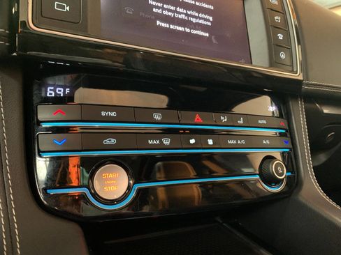 Used 2017 Jaguar F-PACE R-Sport image 17