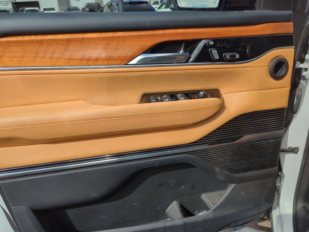 Used 2022 Jeep Grand Wagoneer Series III w/ Rear Seat Video Group 1 AWD/4WD image 10