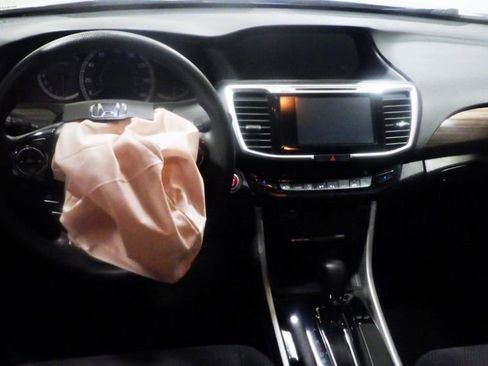 Used 2017 Honda Accord EX image 9