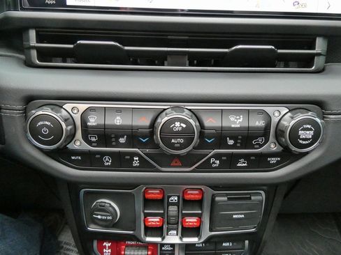 Used 2024 Jeep Wrangler Unlimited Rubicon w/ Technology Group image 27