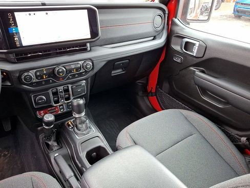 New 2024 Jeep Wrangler Unlimited Rubicon w/ Technology Group AWD/4WD image 11