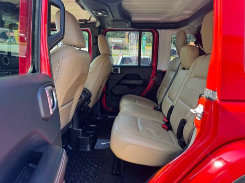 Used 2018 Jeep Wrangler Unlimited Sahara AWD/4WD image 13
