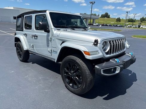 Used 2024 Jeep Wrangler Unlimited Sahara AWD/4WD image 7
