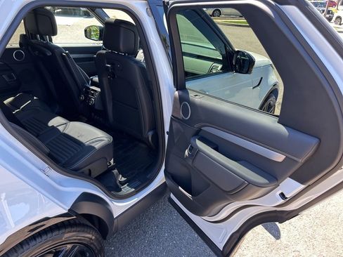 New 2025 Land Rover Discovery Dynamic SE image 17