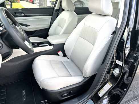 Used 2025 Nissan Altima 2.5 SV FWD image 17