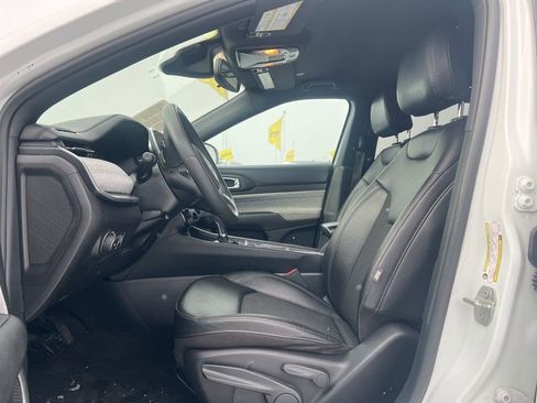 Used 2024 Jeep Compass Latitude image 11