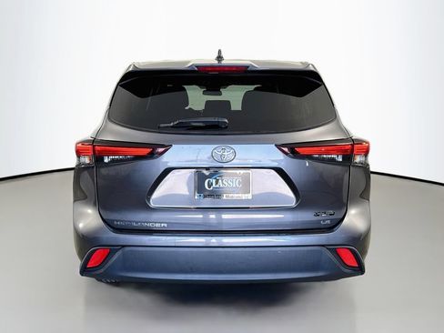 Used 2024 Toyota Highlander LE FWD image 6