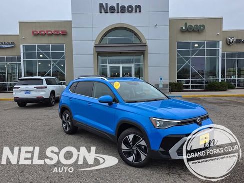 Used 2025 Volkswagen Taos SE AWD/4WD image 1
