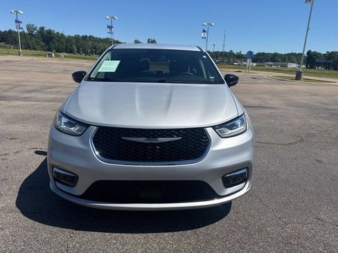 Used 2024 Chrysler Pacifica Touring-L FWD image 6