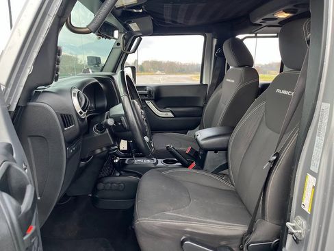 Used 2017 Jeep Wrangler Unlimited Rubicon w/ Connectivity Group image 8