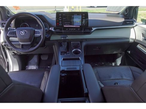 Certified 2024 Toyota Sienna Platinum FWD image 22