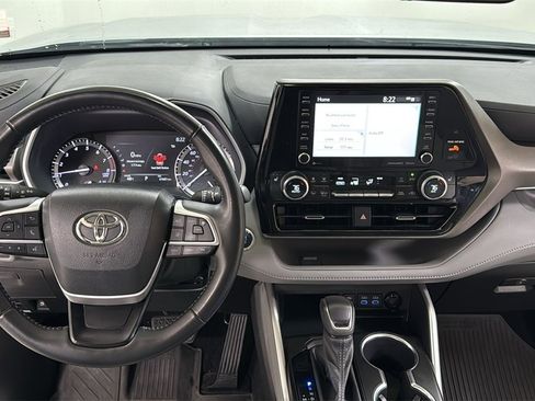 Used 2022 Toyota Highlander XLE image 9