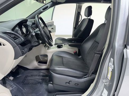 Used 2019 Dodge Grand Caravan SXT FWD image 12