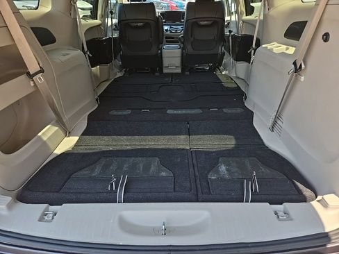 Used 2023 Chrysler Pacifica Touring-L FWD image 98