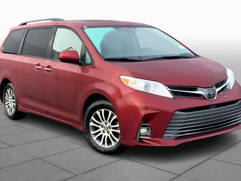 Used 2020 Toyota Sienna XLE w/ XLE Navigation Package image 3