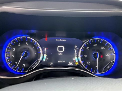 Used 2023 Chrysler Pacifica Touring-L FWD image 13