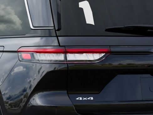 New 2025 Jeep Grand Cherokee Overland AWD/4WD image 9