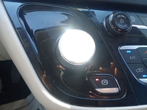 Used 2023 Chrysler Pacifica Touring-L image 20