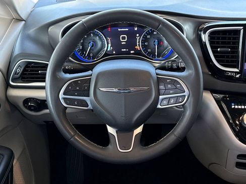 Used 2023 Chrysler Pacifica Touring-L FWD image 21