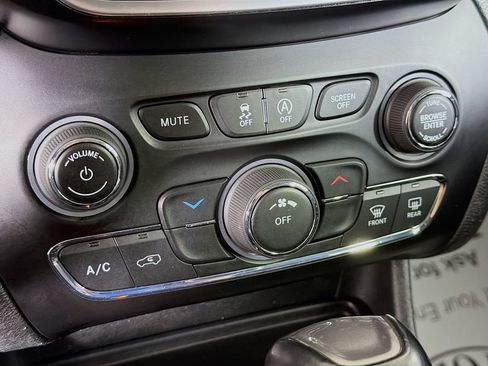 Used 2019 Jeep Cherokee Latitude Plus AWD/4WD image 16